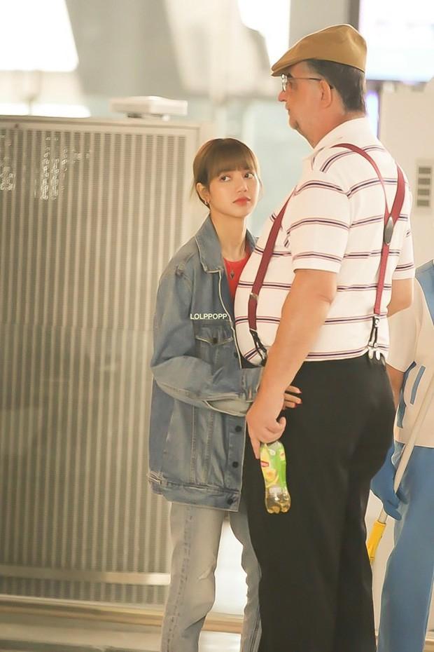 Lisa diện váy hoa khoe vai thon, đeo túi hàng hiệu ra sân bay-6