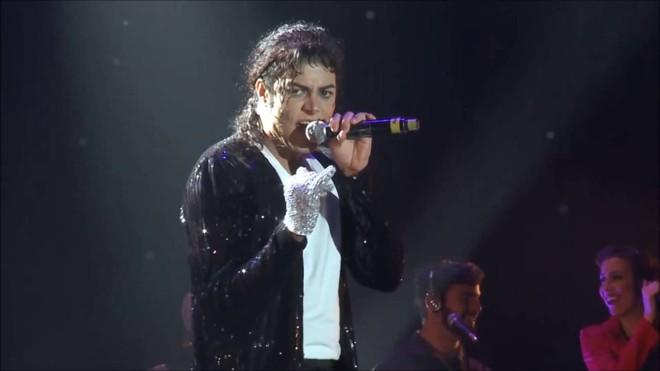 Người hâm mộ chi 30.000 USD để phẫu thuật thành Michael Jackson-6