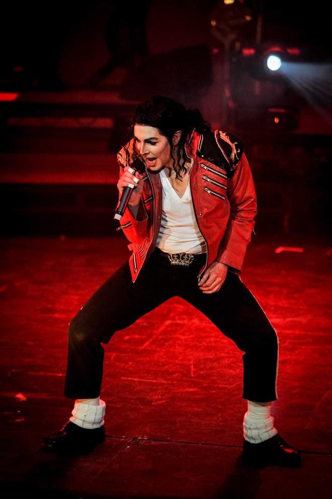 Người hâm mộ chi 30.000 USD để phẫu thuật thành Michael Jackson-7