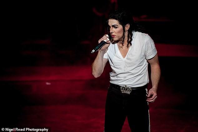 Người hâm mộ chi 30.000 USD để phẫu thuật thành Michael Jackson-8