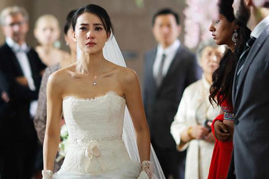 Giữa đám cưới, mẹ chồng lên giật míc MC nói 1 điều kinh khủng làm tôi xấu mặt, xé váy cưới ra về