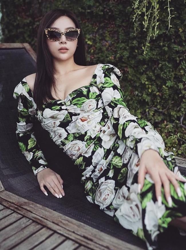 Dù đã là mẹ hai con nhưng Huyền Baby chẳng ngán đụng hàng đầm hiệu 60 triệu đồng với Sulli và IU-2