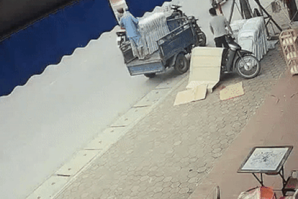 Clip: Vừa đi xe máy và lướt điện thoại, thanh niên nhận 'cái kết đắng' khi đâm đầu vào xe ba gác