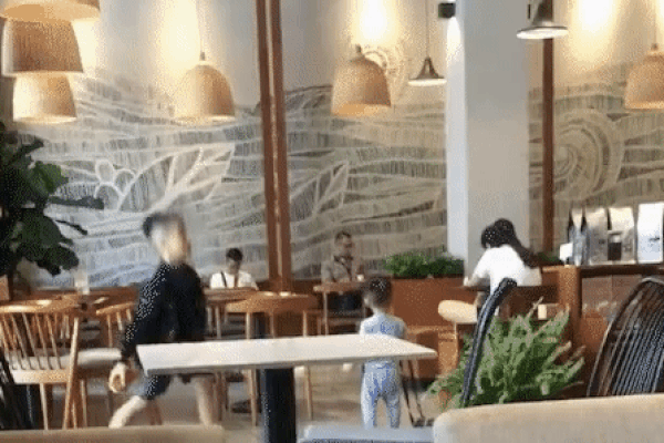 Clip: 2 đứa trẻ chơi ném dép trong quán cafe sang trọng làm đổ vỡ, 2 bà mẹ dửng dưng bao nhiêu chị đền?-1