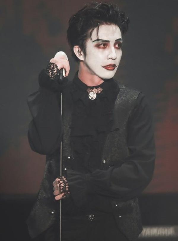 Nam ca sĩ nổi tiếng Trung Quốc bị ngã từ sân khấu 2 m-3