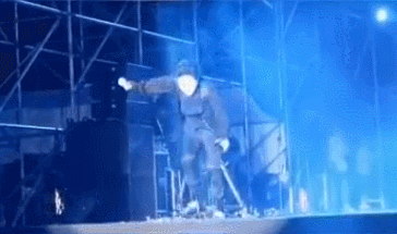 Nam ca sĩ nổi tiếng Trung Quốc bị ngã từ sân khấu 2 m-1