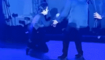 Nam ca sĩ nổi tiếng Trung Quốc bị ngã từ sân khấu 2 m-2