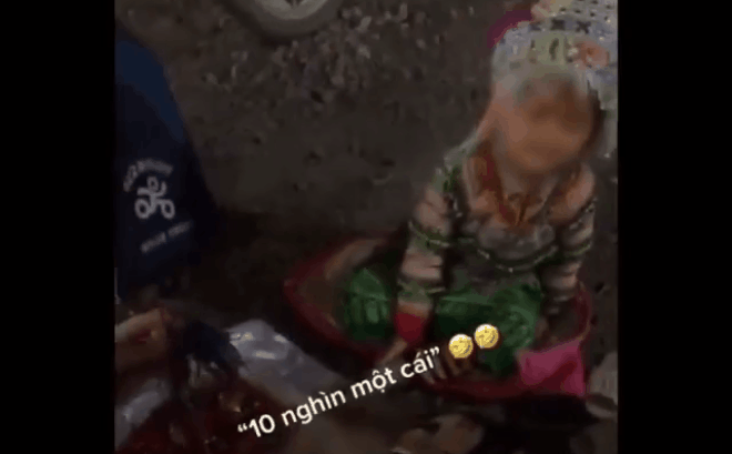 Ngồi bán hàng đồng giá, bé gái 4 tuổi ở vùng cao làm nổ ra tranh luận khi kì kèo mặc cả với khách-1