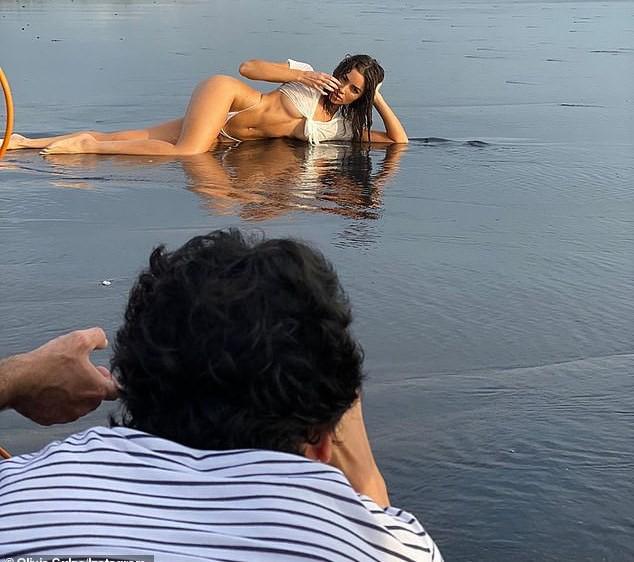 Hoa hậu Mỹ gây tranh cãi khi diện bikini xẻ quá cao-4