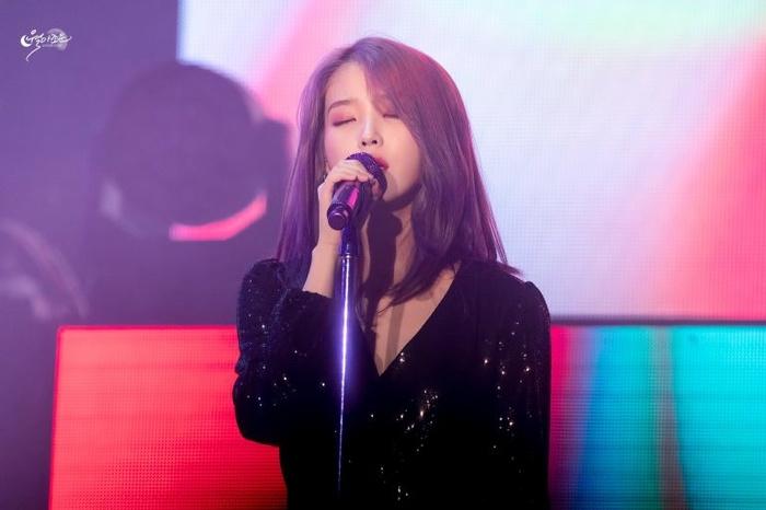 IU hóa tiên tử với mái tóc tím lịm khiến ai nhìn cũng mê-2