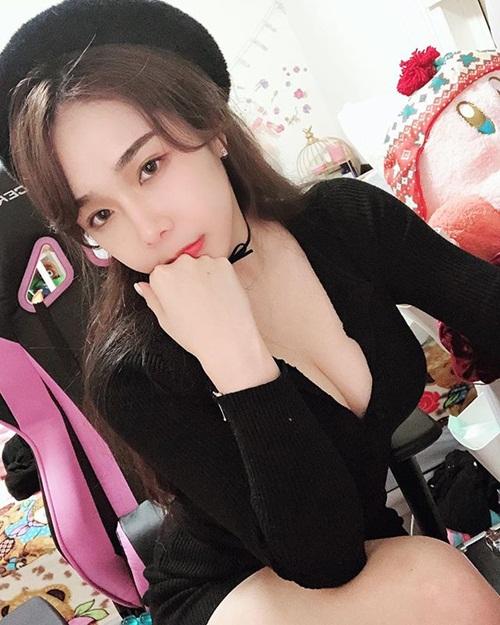 Ăn mặc mát mẻ livestream khoe vòng 1 khủng, hot girl đình đám gặp sự cố dở khóc dở cười-1