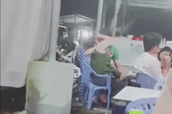 Hôn nhau ngấu nghiến giữa quán đông người, đôi bạn trẻ làm dân tình nhức mắt-1