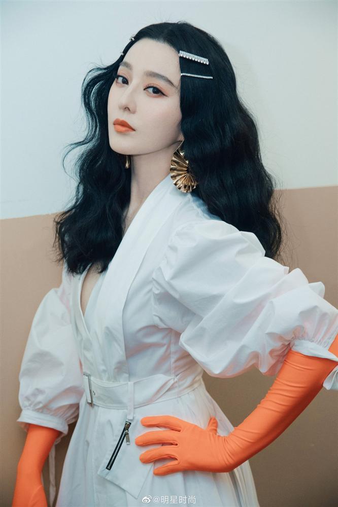 Đứng tim với gương mặt trang điểm trắng dã như tượng sáp của Phạm Băng Băng-3