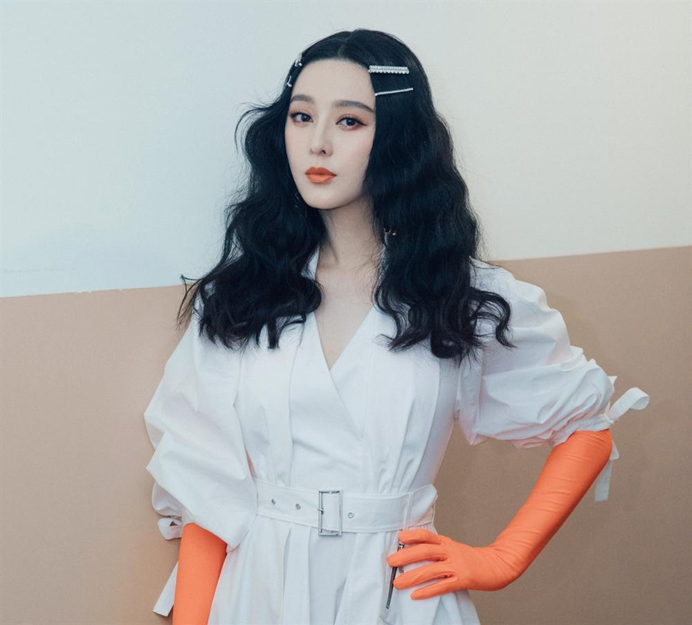 Đứng tim với gương mặt trang điểm trắng dã như tượng sáp của Phạm Băng Băng-4