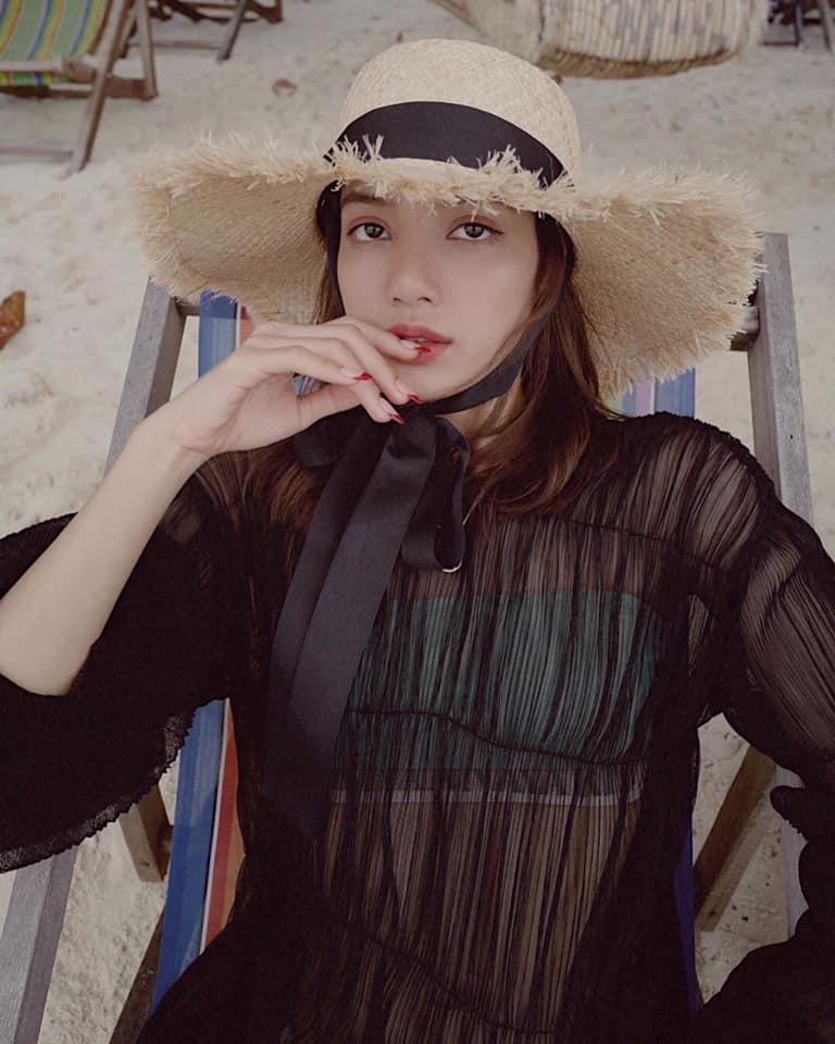 Hiếm hoi lắm mới diện bikini, thế mà BLACKPINK Lisa lại để lộ khuyết điểm vòng 1 phẳng lì-2