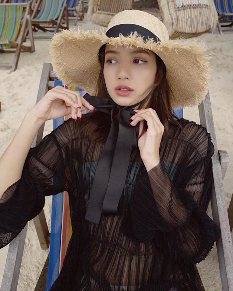 Hiếm hoi lắm mới diện bikini, thế mà BLACKPINK Lisa lại để lộ khuyết điểm vòng 1 phẳng lì-4