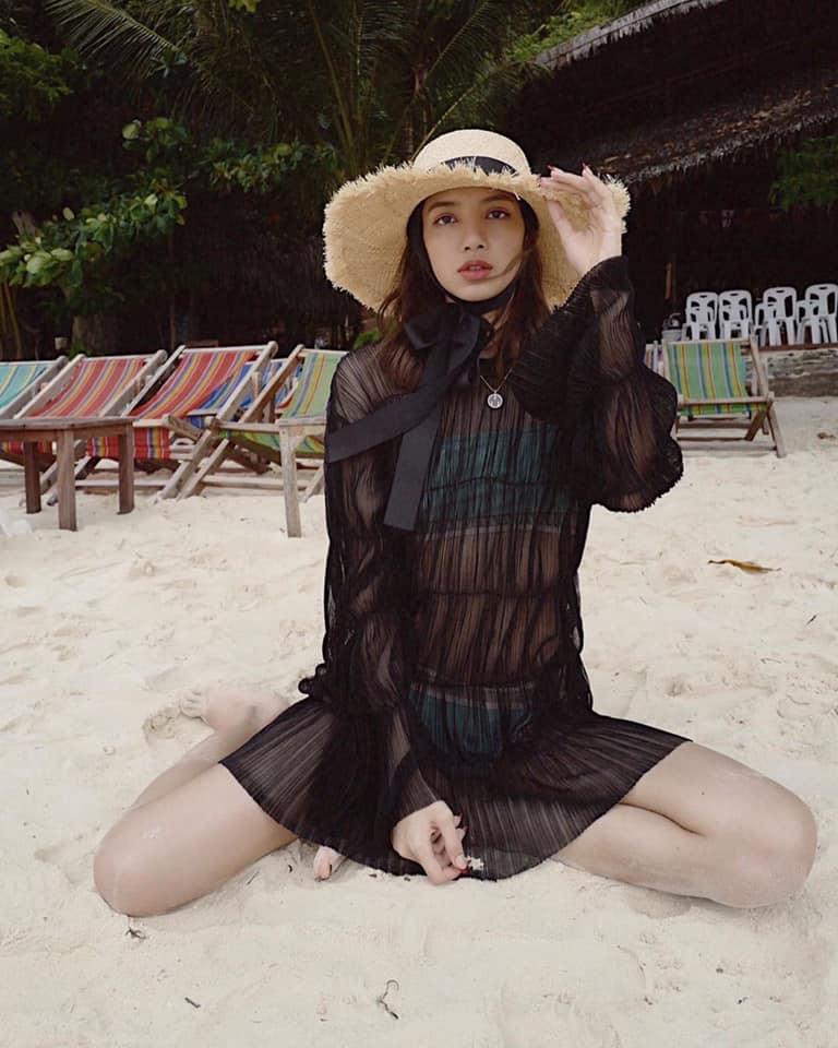 Hiếm hoi lắm mới diện bikini, thế mà BLACKPINK Lisa lại để lộ khuyết điểm vòng 1 phẳng lì-5