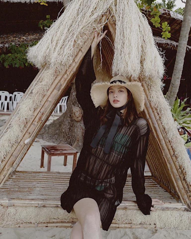 Hiếm hoi lắm mới diện bikini, thế mà BLACKPINK Lisa lại để lộ khuyết điểm vòng 1 phẳng lì-6