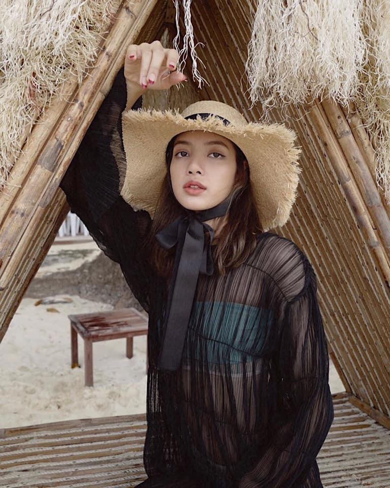 Hiếm hoi lắm mới diện bikini, thế mà BLACKPINK Lisa lại để lộ khuyết điểm vòng 1 phẳng lì-7