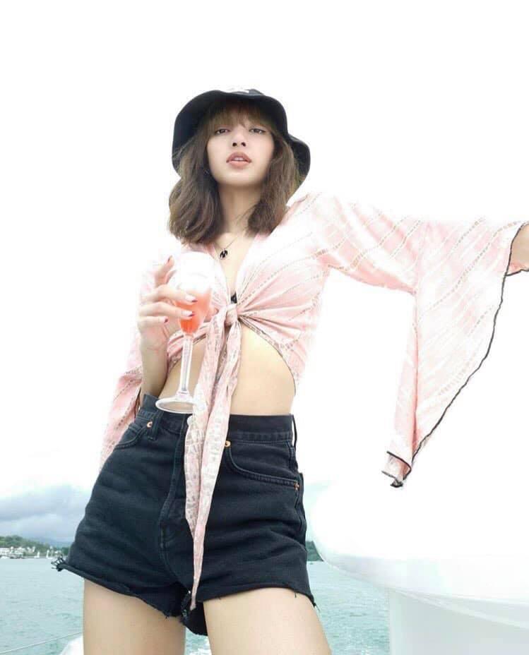 Hiếm hoi lắm mới diện bikini, thế mà BLACKPINK Lisa lại để lộ khuyết điểm vòng 1 phẳng lì-9