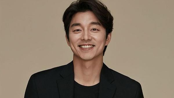 Số 4 - Gong Yoo: "Tiệm cà phê hoàng tử", "Train to Busan", "Yêu tinh"... là các tác phẩm được khán giả yêu thích của nam diễn viên. Gong Yoo đốn tim fan bằng nụ cười rạng rỡ, chiếc mũi cao và mái tóc bồng bềnh lãng tử. Mặc dù đã gần bước sang tuổi 40 nhưng dường như độ hot và độ điển trai của nam tài tử vẫn tăng dần theo năm tháng.