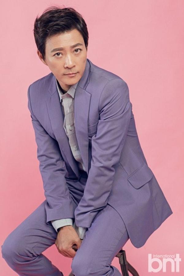 Số 8 - Choi Soo Jong: Cách đây hơn 20 năm, bộ phim "Mối tình đầu" đã giúp Choi Soo Jong vụt sáng thành sao.  Hiện tại ở tuổi 56, nam diễn viên được ngưỡng mộ ở cả sự nghiệp lẫn cuộc sống gia đình hạnh phúc.