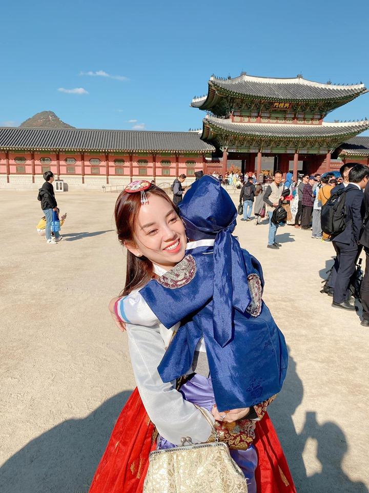 Khoe ảnh cả nhà sang Hàn Quốc thăm em gái nhưng ngoại hình của bố mẹ Ly Kute làm ai cũng bất ngờ-10