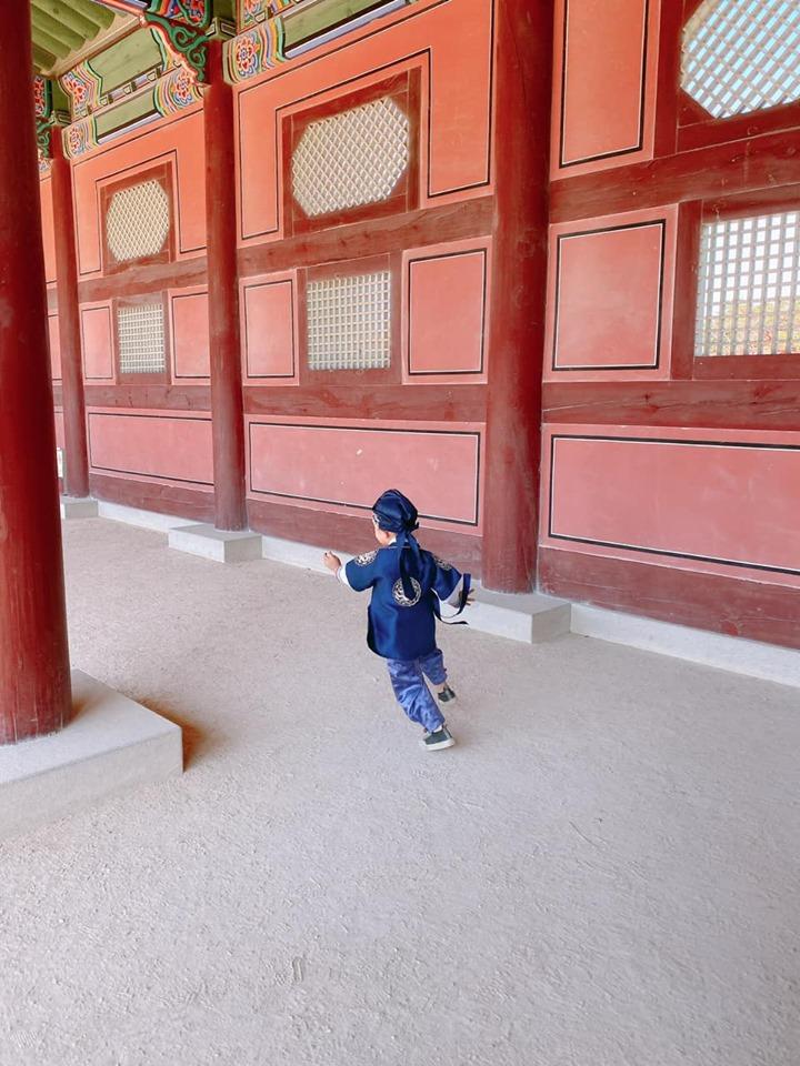 Khoe ảnh cả nhà sang Hàn Quốc thăm em gái nhưng ngoại hình của bố mẹ Ly Kute làm ai cũng bất ngờ-11