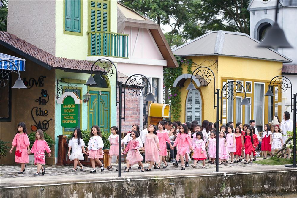 Con gái Xuân Lan làm vedette ở tuổi lên 6 mà catwalk thần thái chẳng thua mẹ-3