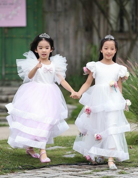 Con gái Xuân Lan làm vedette ở tuổi lên 6 mà catwalk thần thái chẳng thua mẹ-6