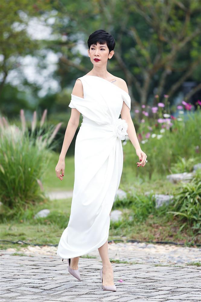 Con gái Xuân Lan làm vedette ở tuổi lên 6 mà catwalk thần thái chẳng thua mẹ-1