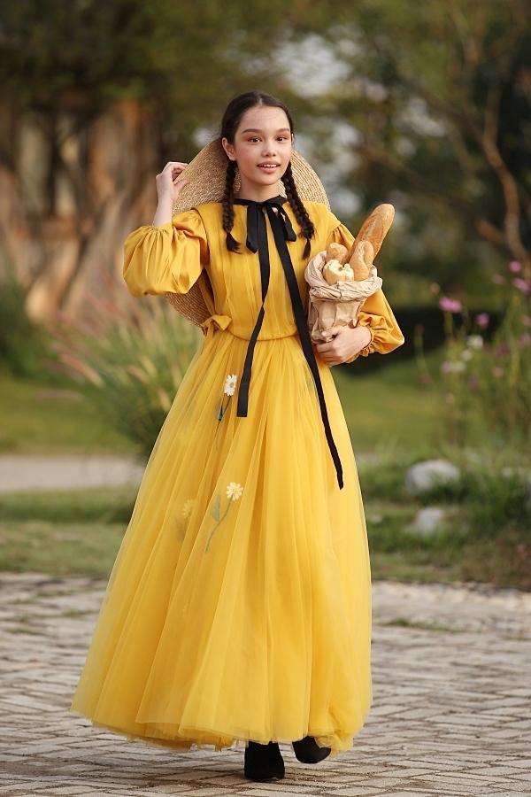 Con gái Xuân Lan làm vedette ở tuổi lên 6 mà catwalk thần thái chẳng thua mẹ-8