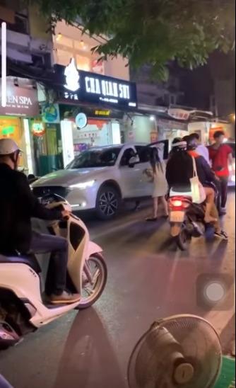 Bắt gặp bạn trai chở gái lạ trên ô tô, cô gái lao vào đánh ghen nhưng bị hỏi ngược Mày là gì của tao-1