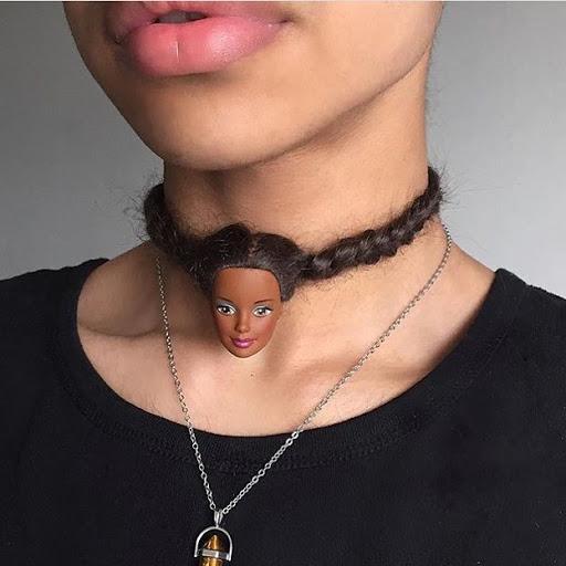 Chocker bằng đầu búp bê thế này thì hơi đáng sợ thì phải.