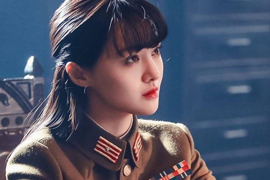 Trịnh Sảng bị fan cuồng rượt đuổi chạy sấp mặt ở sân bay-9