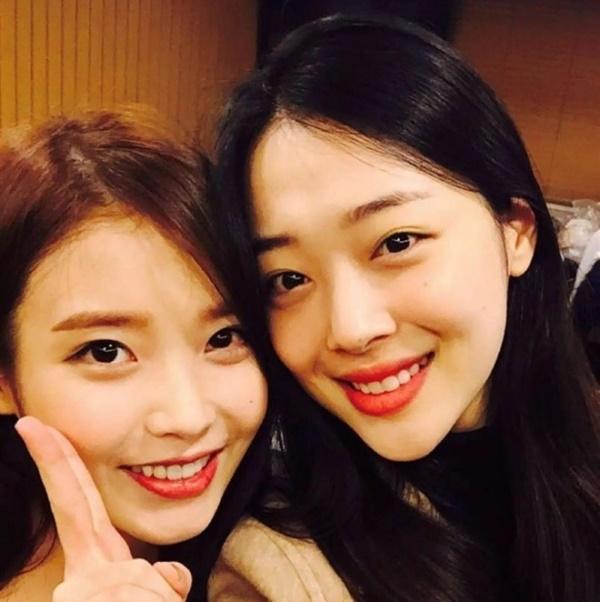 IU tự tay sửa lại lời bài hát, tri ân Sulli quá cố: Cậu sẽ mỉm cười với thế giới này lần nữa chứ?-1