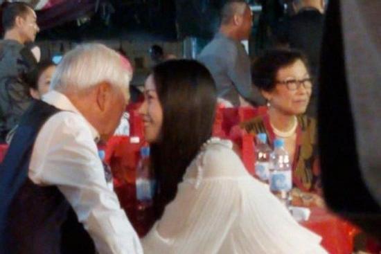 Tài tử 69 tuổi bị chỉ trích vì lộ ảnh thân mật bên gái trẻ