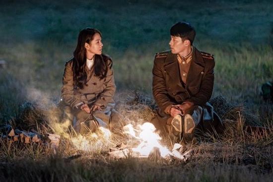 Son Ye Jin và Hyun Bin cực tình cảm trong poster phim mới
