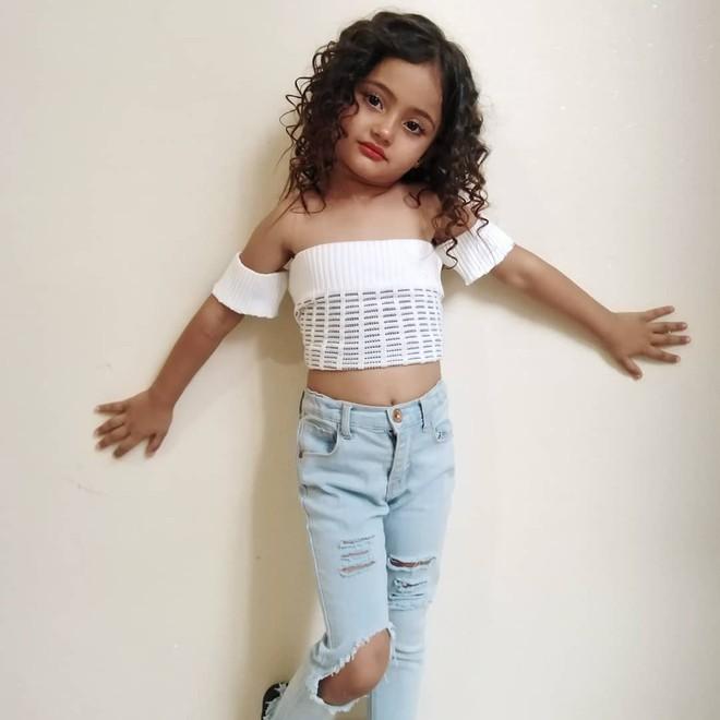 Bé gái 6 tuổi nổi tiếng nhờ mặc đồ sexy giống BlackPink-6