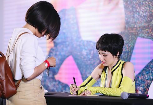 Mặt rất xinh, body siêu chuẩn nhưng Bảo Anh có một khuyết điểm phải miệt mài che giấu bằng photoshop-4