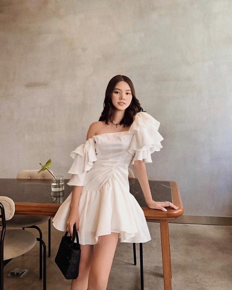 Đào Bá Lộc khoe street style như bán vé số - Linh Ka mặc áo 1 gang khoe eo thon như Ngọc Trinh-4