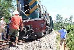 Đang sửa đường ray, hai công nhân bất ngờ bị tàu hỏa tông
