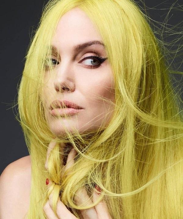 Angelina Jolie khiến fan thổn thức khi bán khỏa thân đẹp ảo diệu trên tạp chí-3