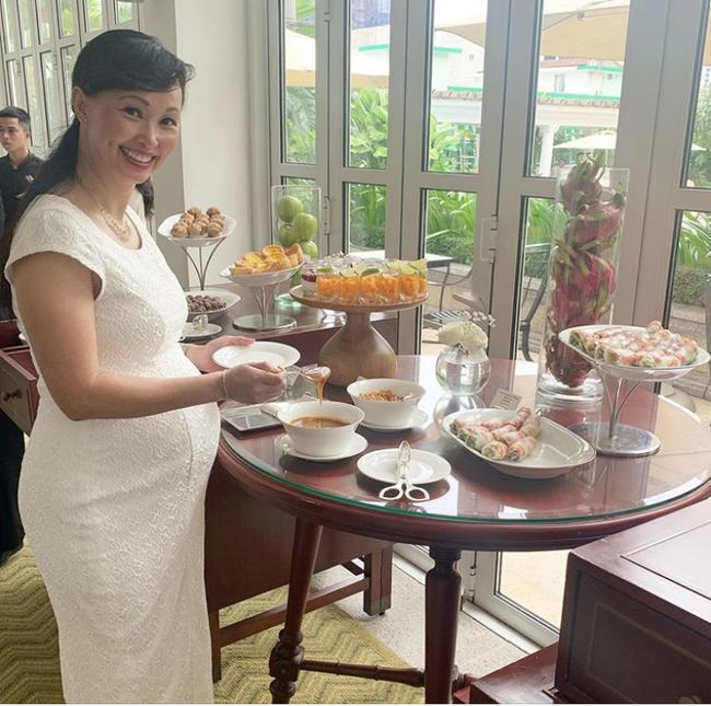 Khoe bụng bầu ở tuổi 42, Shark Linh - Thương Vụ Bạc Tỷ làm ai cũng bật cười khi tiết lộ bí quyết sống ảo-1
