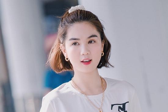 Làm thơ 'con chó' đá đểu người thứ ba, Ngọc Trinh không ngờ bị lật lại quá khứ 7 năm yêu đại gia có vợ