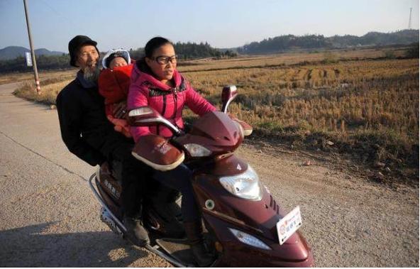 Đưa thầy thuốc về nhà chữa bệnh cho bố, cô gái 22 tuổi nảy sinh tình cảm khác lạ rồi bí mật kết hôn với người đàn ông 67 tuổi đã có 4 con-2