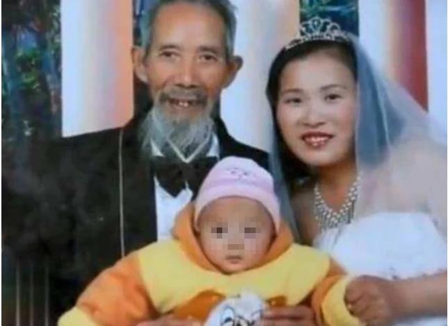 Đưa thầy thuốc về nhà chữa bệnh cho bố, cô gái 22 tuổi nảy sinh tình cảm khác lạ rồi bí mật kết hôn với người đàn ông 67 tuổi đã có 4 con-3