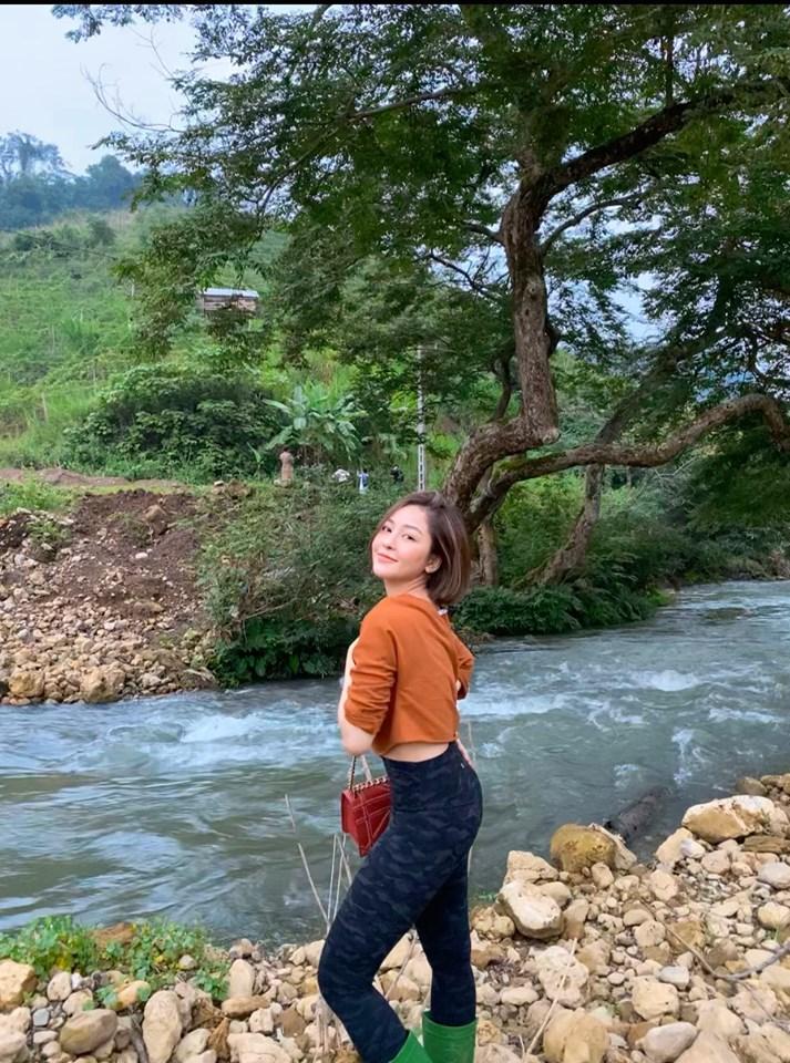 Sau scandal lộ clip 18+ và hút mỡ bụng, hot girl Trâm Anh chuộng phong cách công sở kín đáo-4