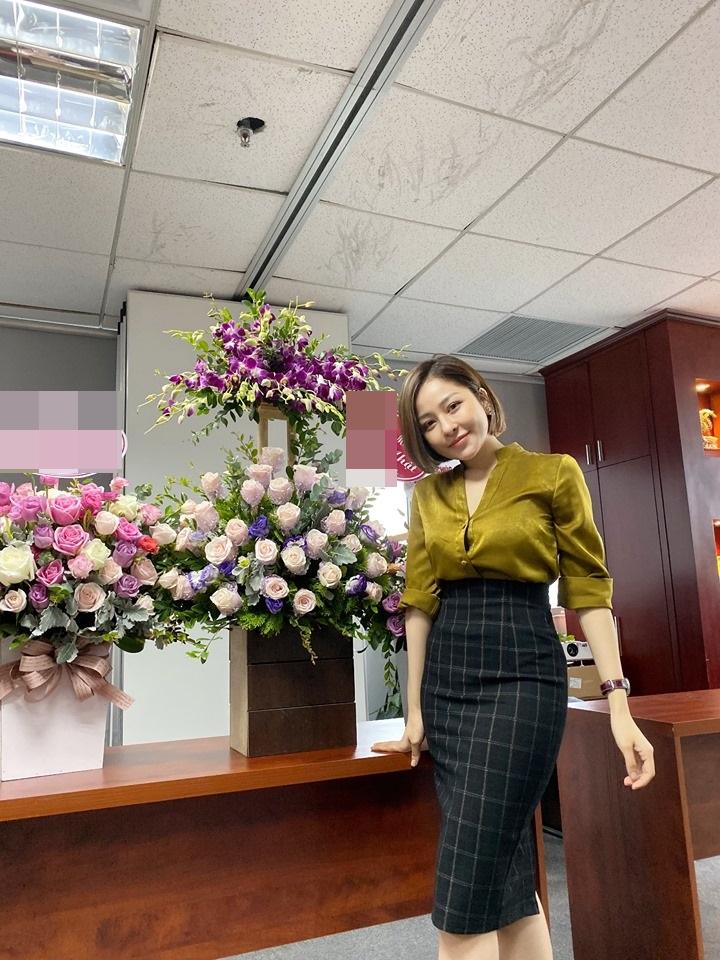 Sau scandal lộ clip 18+ và hút mỡ bụng, hot girl Trâm Anh chuộng phong cách công sở kín đáo-1