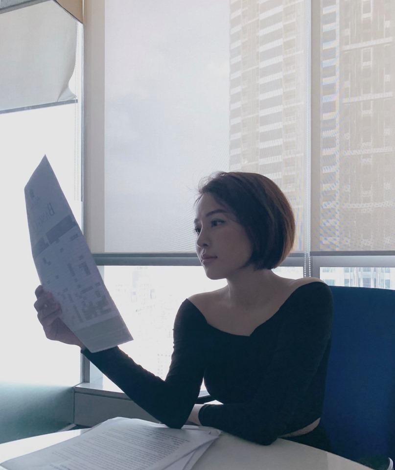 Sau scandal lộ clip 18+ và hút mỡ bụng, hot girl Trâm Anh chuộng phong cách công sở kín đáo-6